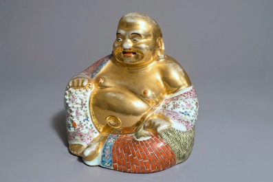 Een grote vergulde Chinese famille rose figuur van Boeddha, 19/20e eeuw